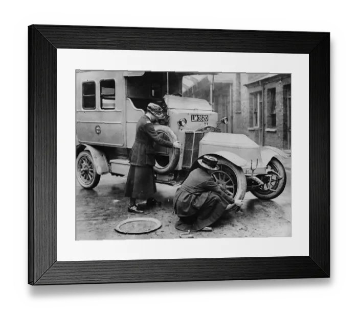 Framed Print : 1911 Siddeley Deasy ambulance