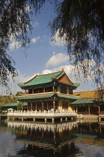 Scene at the Green Lake Park, Kunming, Yunnan Province, China, Asia