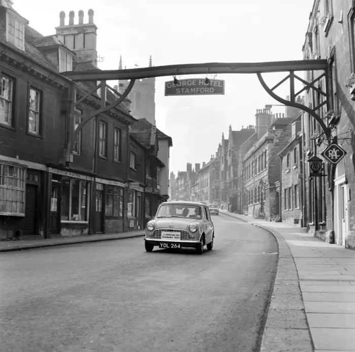 Framed Print : 1959 Mini outside George Hotel, Stamford, Lincolnshire Framed Print : 1959 Mini outside George Hotel, Stamford, Lincolnshire