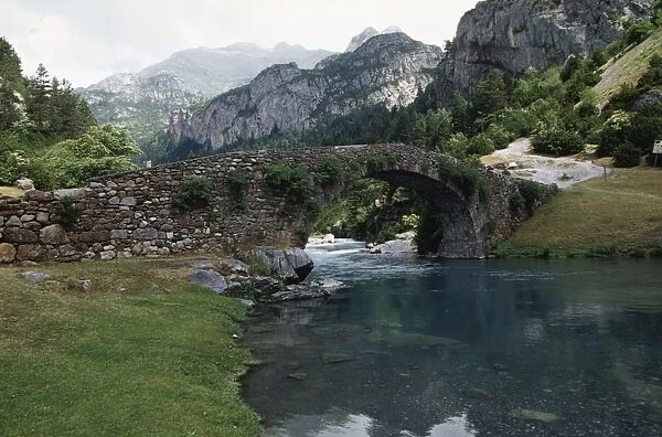 Spain, Aragon, Ordesa y Monte Perdido National Park, bridge in Rio Ara low valley