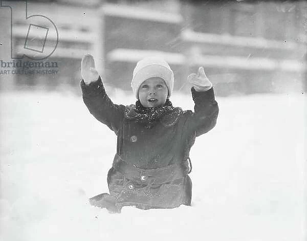 Child Playing in Snow, Washington DC, USA, 1922 (b / w photo)
