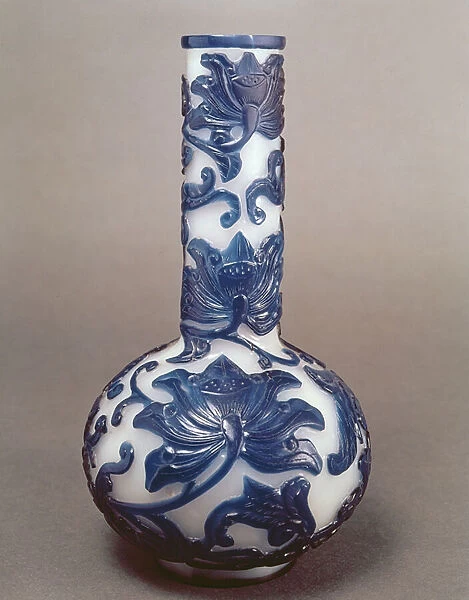 Chinese blue and white cameo glass bottle, Ch ien Lung period (1736-95)