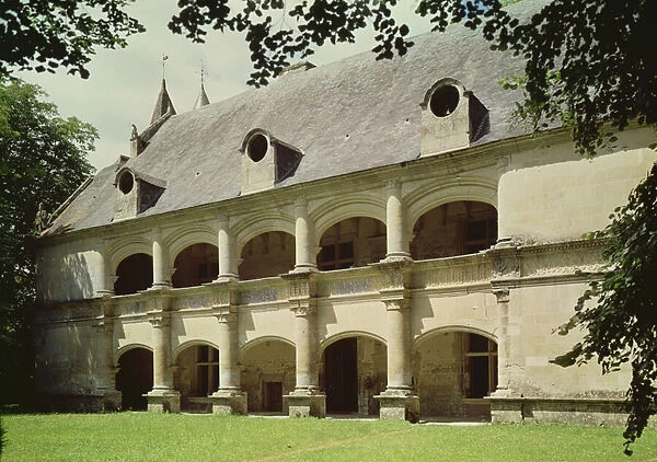 View of the facade of the chateau with two superimposed galleries (photo)