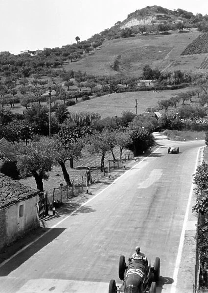 1938 Coppa Acerbo. Pescara, Italy. 14 August 1938. Count Carlo Felice Trossi, Maserati 8CTF, retired, leads Hermann Muller, Auto Union D, retired, early in the race, action. World Copyright: Robert Fellowes  /  LAT Photographic Ref: 38CA14