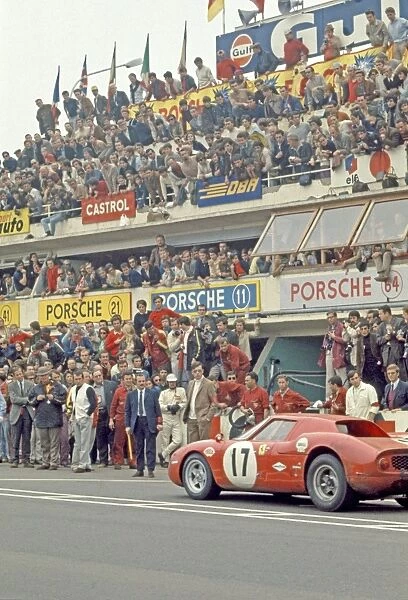 1969 Le Mans 24 hours: Teodoro Zeccoli  /  Sam posey, Ferrari 275LM, 8th position, pit stop, action