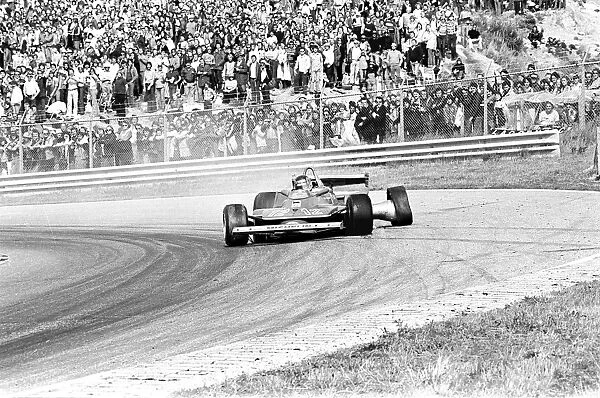 1979 Dutch Grand Prix: Gilles Villeneuve still gives his all, even after a blown tyre had caused a rear suspension failure on lap 48