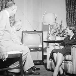 Watching television, 1950s C014 / 0469