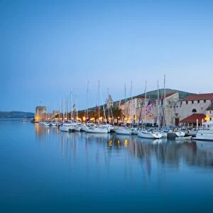 Trogirs historic Stari Grad (Old Town) defensive walls and harbour, UNESCO World Heritage Site, Trogir, Dalmatia, Croatia, Europe