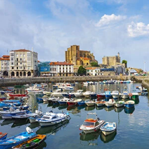 Spain, Cantabria, Castro-Urdiales, harbour, Santa Maria church and Santa Ana castle