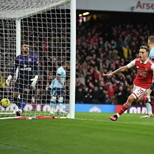 Arsenal's Trossard Scores the Winner: Arsenal FC vs. Brentford FC, Premier League 2022-23