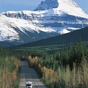 Canada, Alberta, Banff National Park (UNESCO World Heritage List, 1984, 1990). Tarmac road at foot of Rocky Mountains