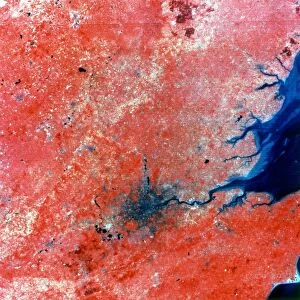 Composite photo of London taken by Landsat 2 from 905 km (560 miles). Green, red