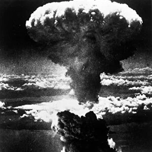 Mushroom cloud of Hiroshima on 06 / 08 / 1945