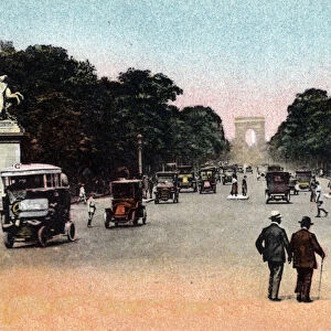 Paris: traffic on the Avenue des Champs Elysees (Champs-Elysees