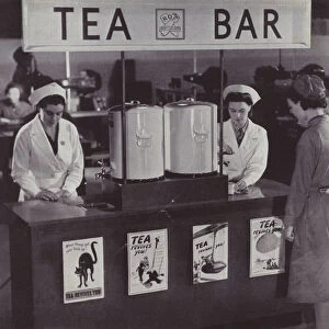 Tea for the workers, WW2 (b / w photo)