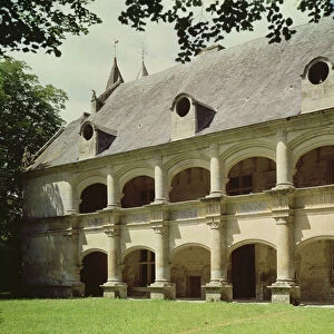 View of the facade of the chateau with two superimposed galleries (photo)