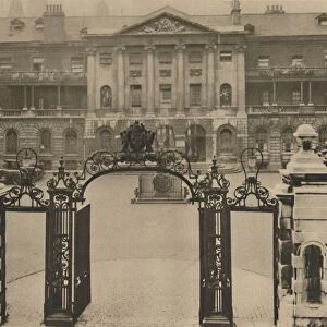 Entrance to Guys Hospital with the Founders Statue in the Centre of the Courtyard, c1935