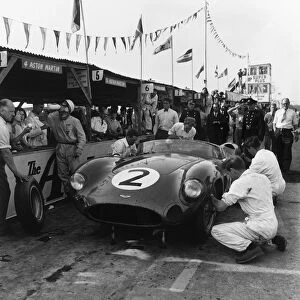 1959 Tourist Trophy: Carroll Shelby / Stirling Moss / Tony Brooks / Jack Fairman, 1st position, Moss takes a drink in the pits, portrait