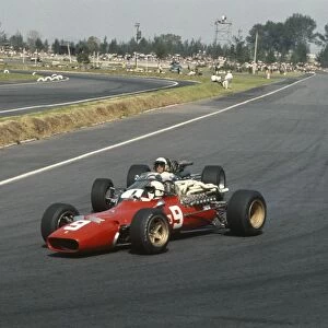 1967 Mexican Grand Prix: Chris Amon defends his position from Jack Brabham under braking for the hairpin
