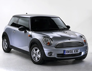 Images Dated 8th November 2011: 2006 Mini Cooper