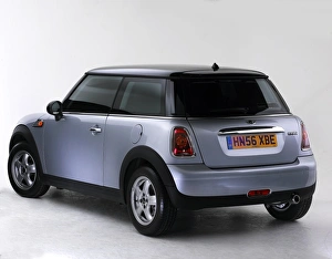 Images Dated 8th November 2011: 2006 Mini Cooper