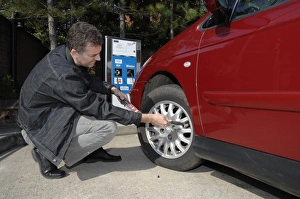 Images Dated 22nd September 2008: Man inflating car